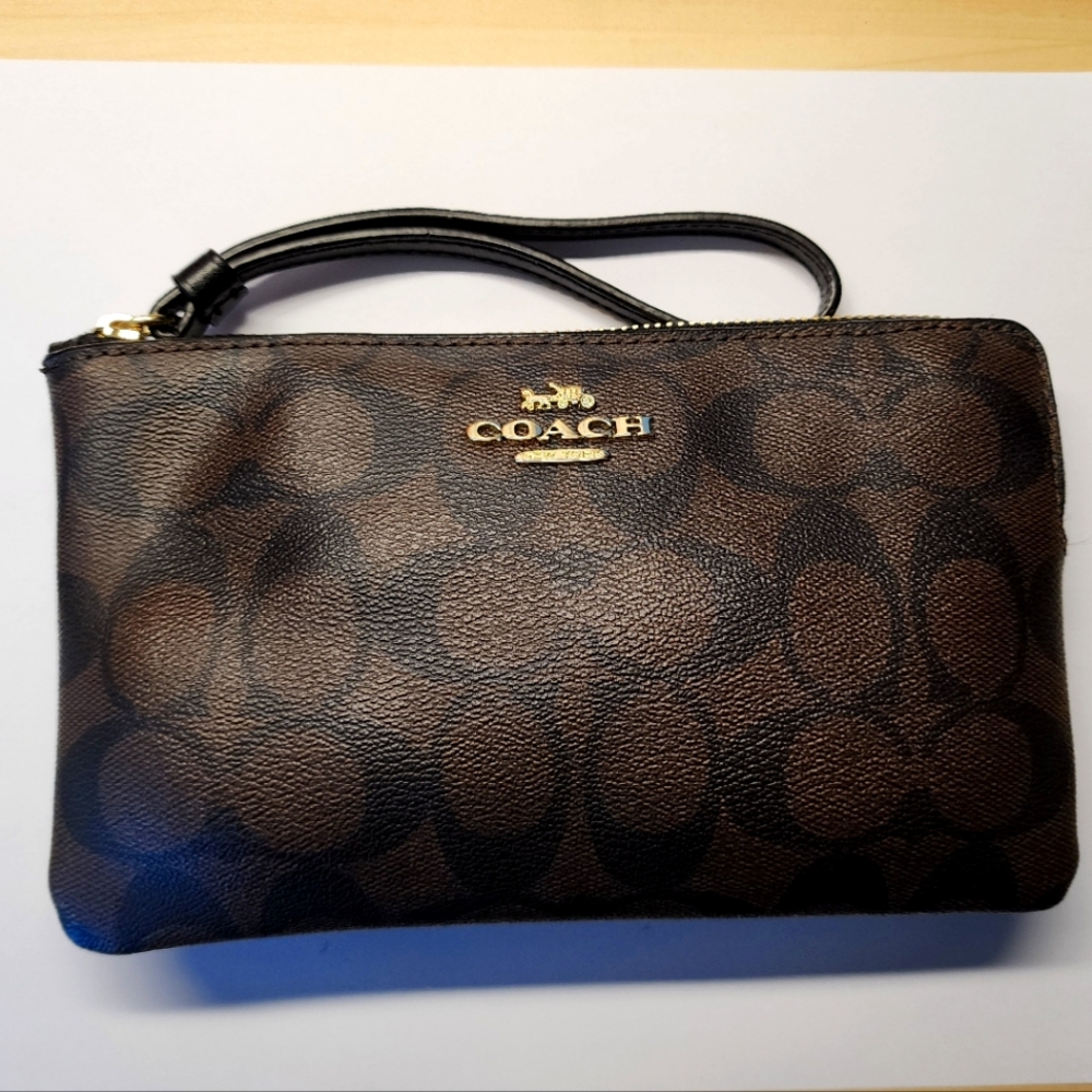 Large Corner Zip Wristlet In Signature Canvas